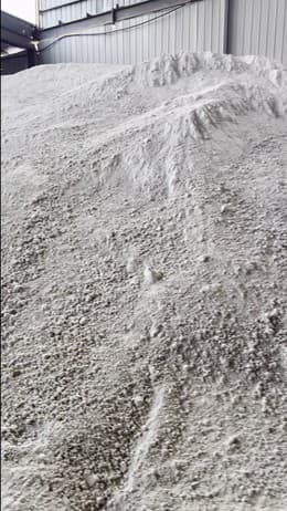 钻井级膨润土原料堆场。
