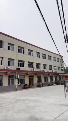 公司入口与厂区周边环境。